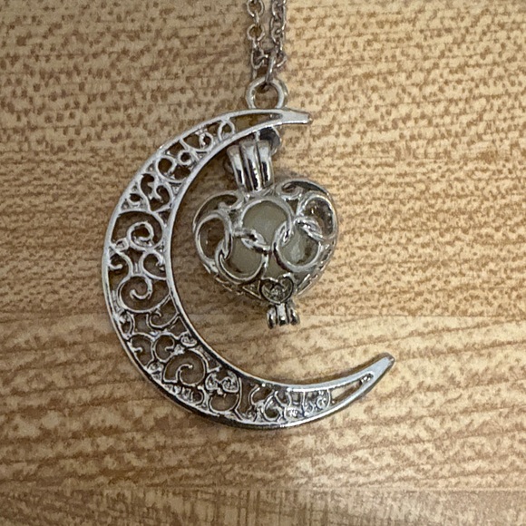 Elegant Silver Crescent Moon Pendant Necklace - Picture 1 of 2